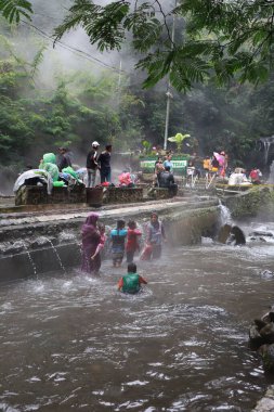 Tegal, Ocak 2023. Meşgul ziyaretçilerin Guci sıcak bahar banyosunun keyfini çıkardıkları bir fotoğraf..