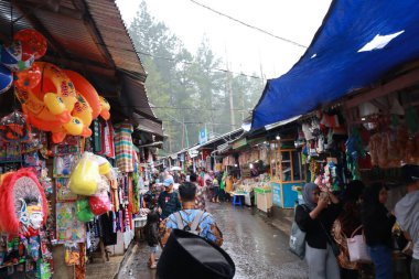Tegal, Ocak 2023. Guci turist yolunun kenarındaki bir satıcının fotoğrafı. Meyve, şeker gibi çeşitli ürünler satan hediyelik eşyalar için..