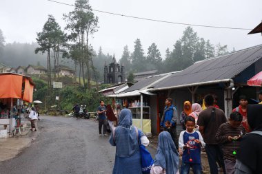 Tegal, Ocak 2023. Guci Kaplıcaları 'na yürüyüş turnesinin grup fotoğrafı..