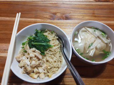 Tavuklu şehriyeli köfte çorbası çok lezzetli ve cezbedici görünüyor..