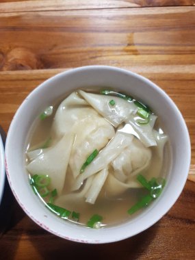 Wonton çorbası çok taze ve çok cezbedici görünüyor..