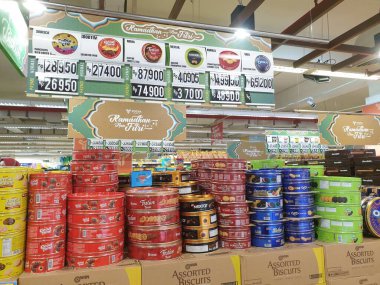 Tegal, Mart, 2023. Ramazan ayına hazırlanmak üzere alışveriş merkezinde bir sürü paket yiyecek içeren konserve yiyecekler..