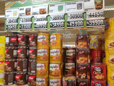 Tegal, Mart, 2023. Ramazan ayına hazırlanmak üzere alışveriş merkezinde bir sürü paket yiyecek içeren konserve yiyecekler..