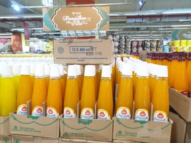 Tegal, Mart 2023 Ramazan ayı için alışveriş merkezinde meyve aromalı şurup..