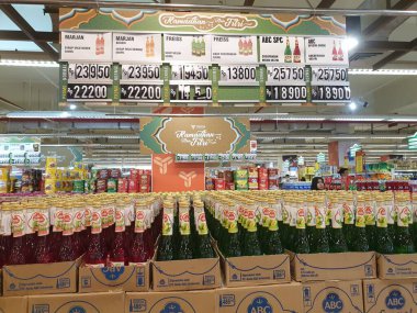 Tegal, Mart 2023 Ramazan ayı için alışveriş merkezinde meyve aromalı şurup..