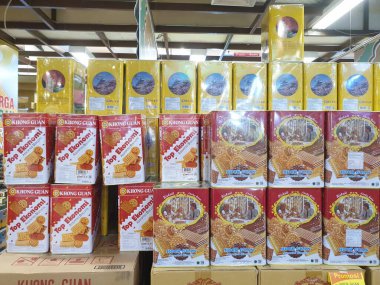 Tegal, Mart, 2023. Khong Guan atıştırmalıkları. Ramazan ayı için alışveriş merkezinde bir sürü paket var..