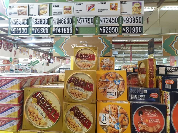 Tegal, Mart, 2023. Ramazan ayına hazırlanmak üzere alışveriş merkezinde bir sürü paket yiyecek içeren konserve yiyecekler..