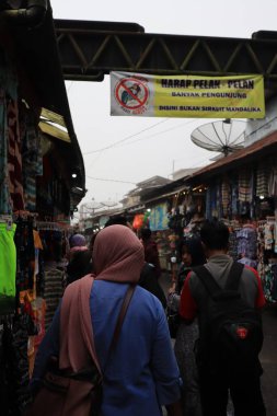 Tegal, Ocak 2023. Guci turist merkezine giderken grup fotoğrafı. Ziyaretçi yoğunluğu ve yol kenarındaki çeşitli satıcılarla..