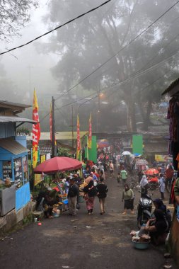 Tegal, Ocak 2023. Guci turist yolunun kenarındaki satıcıların fotoğrafı. Meyveler, tatlılar, giysiler gibi çeşitli ürünler satılan eşyalar için. Alışveriş yapmak isteyen ziyaretçilerle dolu..