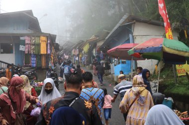 Tegal, Ocak 2023. Guci turist merkezine giderken grup fotoğrafı. Ziyaretçi yoğunluğu ve yol kenarındaki çeşitli satıcılarla..