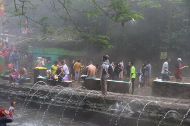 Tegal, Ocak 2023. Meşgul ziyaretçilerin Guci sıcak bahar banyosunun keyfini çıkardıkları bir fotoğraf..