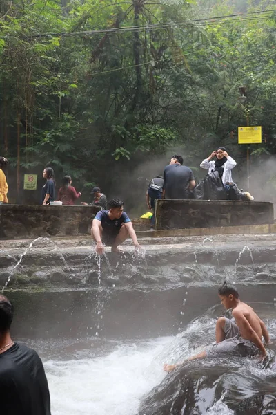 提加尔2023年1月观世音温泉浴场让忙碌的游客放松和享受的照片 — 图库照片