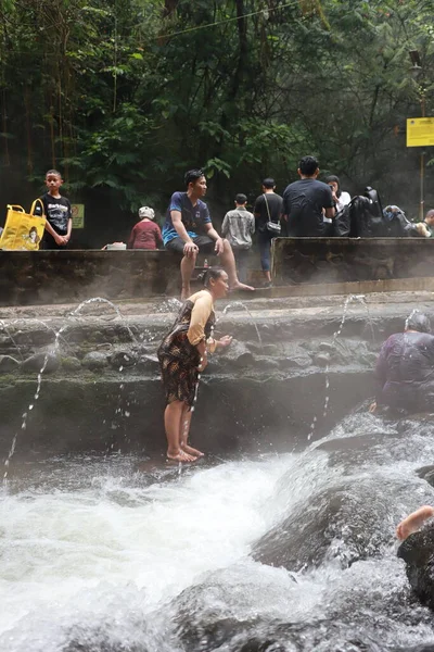 提加尔2023年1月观世音温泉浴场让忙碌的游客放松和享受的照片 — 图库照片