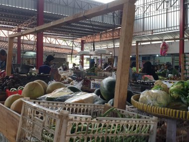 Tegal, Mayıs 2023. Tegal 'deki Martoloyo pazarının portresi. Piyasada ticaret yapacak birçok satıcıyla..