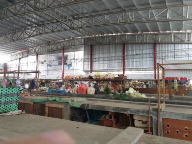 Tegal, Mayıs 2023. Tegal 'deki Martoloyo pazarının portresi. Piyasada ticaret yapacak birçok satıcıyla..