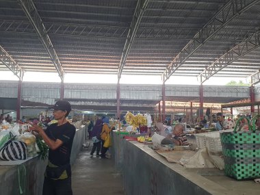 Tegal, Mayıs 2023. Tegal 'deki Martoloyo pazarının portresi. Piyasada ticaret yapacak birçok satıcıyla..