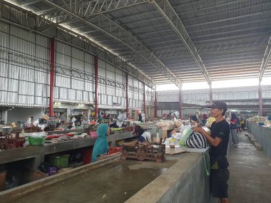 Tegal, Mayıs 2023. Tegal 'deki Martoloyo pazarının portresi. Piyasada ticaret yapacak birçok satıcıyla..