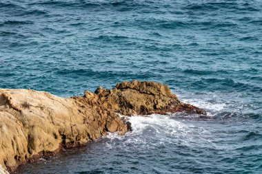 Turkuaz deniz ve kayalar