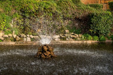 Parktaki eski taş çeşme.