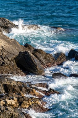 Dalgalar kayalara çarpıyor.