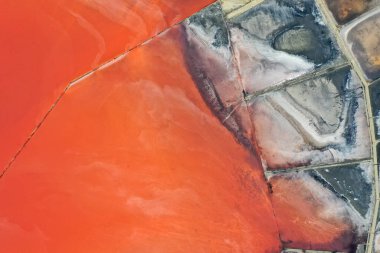 Gıda endüstrisi, kozmetoloji ve spa için pembe tuz gölünde tuz üretimi, Kherson bölgesi, Ukrayna.