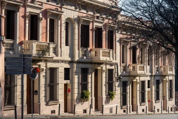 西班牙巴塞罗那社区的老住宅建筑 一个阳光明媚的周末早晨 清澈的欧洲街道 放宽和平静的城市生活理念 — 图库照片