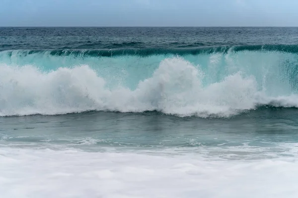 Ясная Синяя Морская Волна Разбивается Облачный День Концепция Климатической Природы — стоковое фото