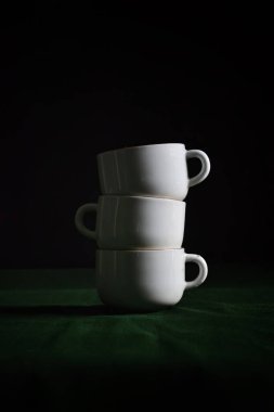 Durgun hayat - Katmanlı beyaz bardaklar