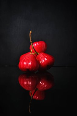 Koyu arkaplanda guava suyu