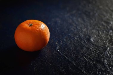 Koyu arkaplanda taze narenciye..