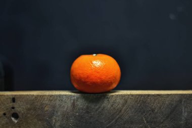 Koyu arkaplanda taze narenciye..