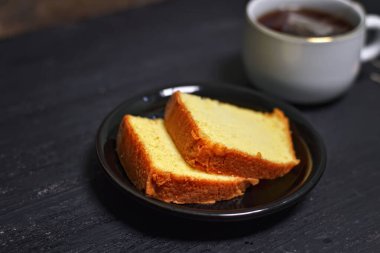 Pandan pandispanya keki - popüler bir Endonezya keki, boş zamanlarında kahvaltı veya akşam yemeği olarak servis edilir..