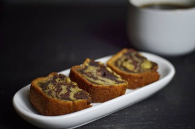 Muzlu çikolatalı sünger kek. Popüler bir Endonezya kreasyonu pastası. Rahatlamak için bir şeyler atıştır.