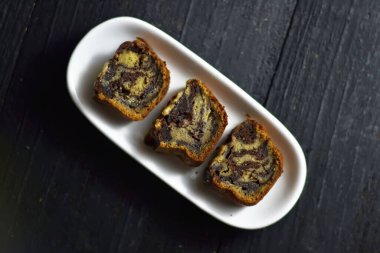 Muzlu çikolatalı sünger kek. Popüler bir Endonezya kreasyonu pastası. Rahatlamak için bir şeyler atıştır.