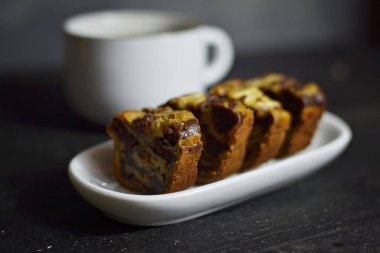 Muzlu çikolatalı sünger kek. Popüler bir Endonezya kreasyonu pastası. Rahatlamak için bir şeyler atıştır.