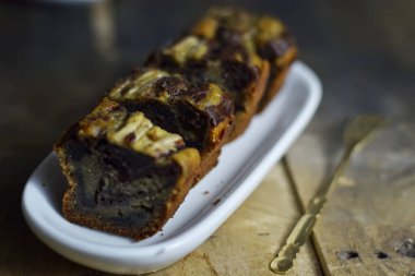 Muzlu çikolatalı sünger kek. Popüler bir Endonezya kreasyonu pastası. Rahatlamak için bir şeyler atıştır.