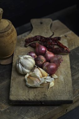 Tahta kesme tahtasında salyangoz ve sarımsak.