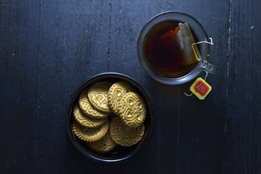 Hindistan cevizi aromalı bisküviler. Tatlı kek gemide.