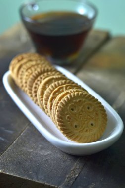 Hindistan cevizi aromalı bisküviler. Tatlı kek gemide.