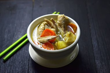 Tavuk pençesi çorbası, popüler bir Endonezya yemeği..