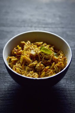 Ayam suwir ya da baharatlı tavuk dilimlenmiş Endonezya yemeği. Karanlık bir geçmişi var..