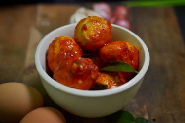 Sambal Balado yumurtaları, tipik Endonezya yemekleri. Tahtanın üstünde..