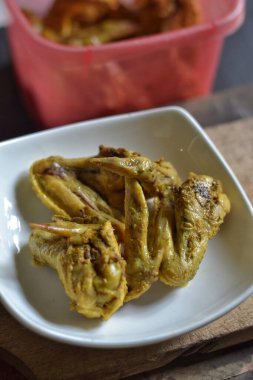 Ayam Ungkep Bumbu, Popüler Endonezya Gıda. Karanlık bir geçmişi var.