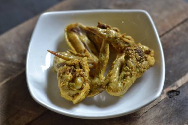 Ayam Ungkep Bumbu, Popüler Endonezya Gıda. Karanlık bir geçmişi var.