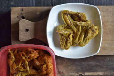 Ayam Ungkep Bumbu, Popüler Endonezya Gıda. Karanlık bir geçmişi var.