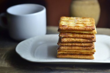 Koyu arkaplan tahtasındaki bisküvi krakeri