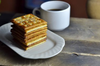 Koyu arkaplan tahtasındaki bisküvi krakeri