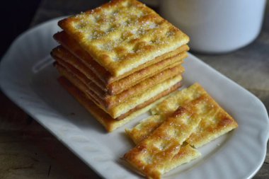 Koyu arkaplan tahtasındaki bisküvi krakeri