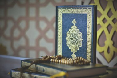 Koyu arkaplanda Kur 'an ve tespih