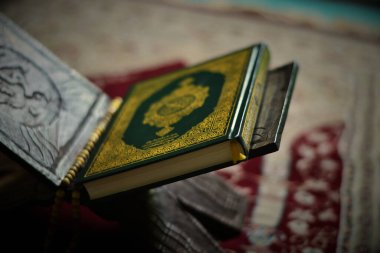 Kutsal Alkuran, Müslümanların kutsal kitabı ve camideki ahşap dua boncukları.
